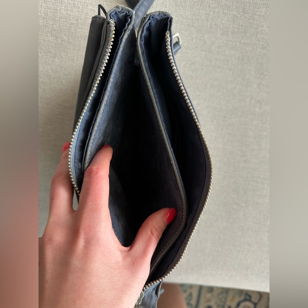 Francesca’s Navy Leather Crossbody Bag - Picture 5 of 6